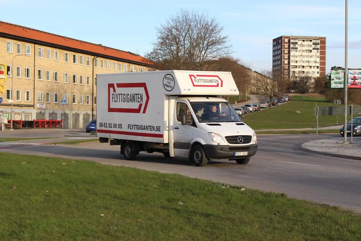 FlyttGigantens flyttbil på väg genom en rondell i Stockholm.